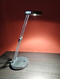 Lampada a LED per scrivania o comodino.