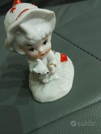 Statuina bambolina con gatto in ceramica