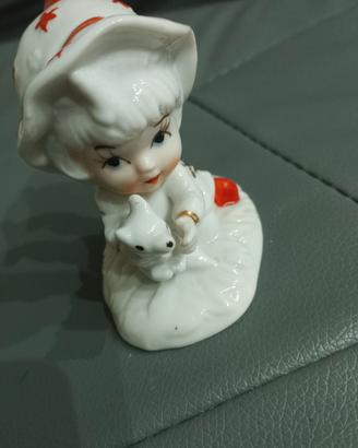 Statuina bambolina con gatto in ceramica