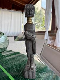 Statua donna collo giraffa thailandia