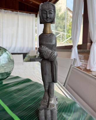 Statua donna collo giraffa thailandia