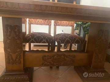 Tavolo con sedie in legno