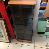 Mobiletto con antina in vetro scuro e ruote sotto