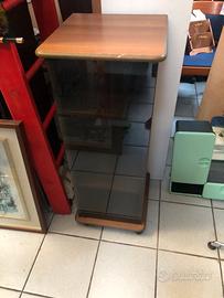 Mobiletto con antina in vetro scuro e ruote sotto