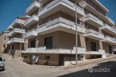 Ampio piano commerciale divisibile