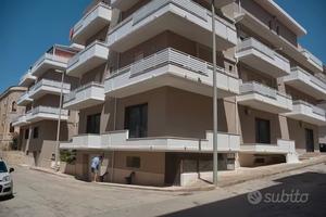 Ampio piano commerciale divisibile