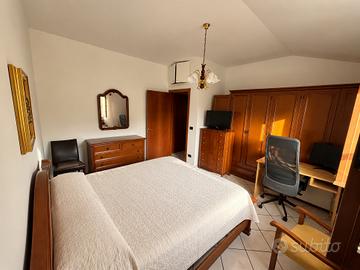 Camera matrimoniale, letto armadio e cassettiera
