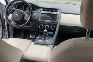 Suv macchina jaguar 4x4