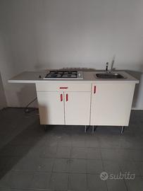 Cucina gas con piano cottura e lavello