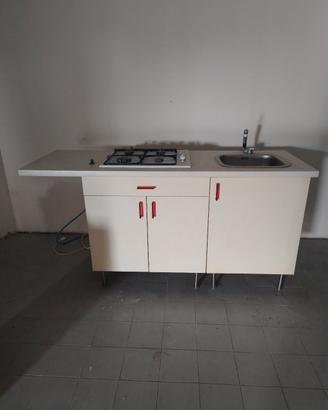 Cucina gas con piano cottura e lavello