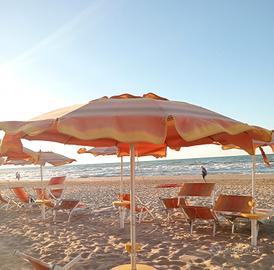Lettini e ombrelloni da spiaggia 