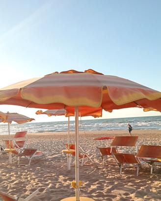 Lettini e ombrelloni da spiaggia 