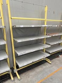 Scaffalatura in metallo