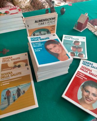 LOTTO DI 24 VOLUMETTI DI " SCUOLA DELLA SALUTE "