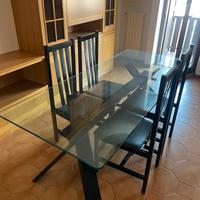 Tavolo in cristallo a 6 posti con 4 sedie