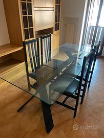 Tavolo in cristallo a 6 posti con 4 sedie