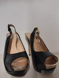 Sandali Guess neri con tacco e cinturino