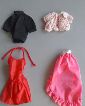 Barbie 4 pezzi. vestiti originali, come da foto D