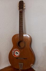 Chitarra acustica in legno anni 60