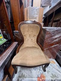 Poltroncina imbottita in legno stile classico