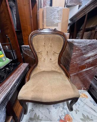 Poltroncina imbottita in legno stile classico