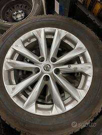 4 ruote con cerchi lega originali Nissan