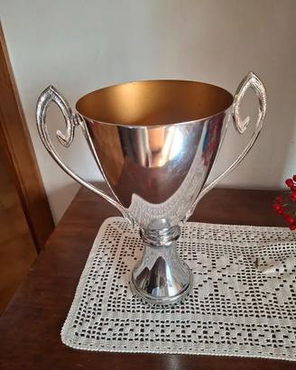 Vaso decorativo in metallo con manici
