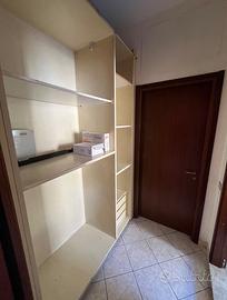 Mobile con mensole per appoggiare oggetti