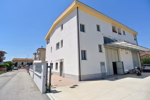 CAPANNONE ARTIGIANALE CON PIAZZALE