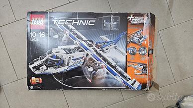 LEGO Technic 42025 Aereo da Cantiere con Scatola