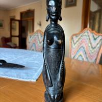 Stauta femminile scolpita a mano in legno