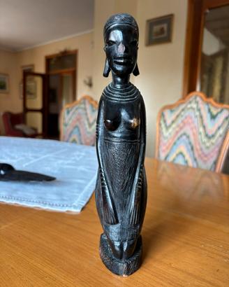 Stauta femminile scolpita a mano in legno