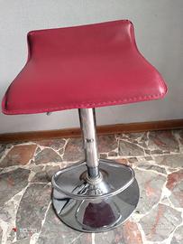 Sgabello con piede e poggiapiedi