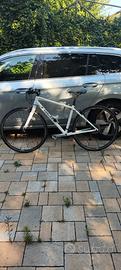 Bicicletta Trek FX 7.4 per città e cicloturismo.