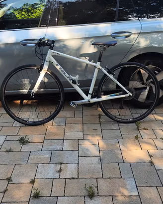 Bicicletta Trek FX 7.4 per città e cicloturismo.