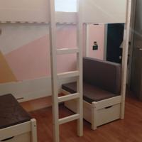 Letto a castello con scrivania e divani integrati