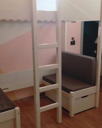 Letto a castello con scrivania e divani integrati