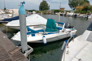 Barca con carrello stradale