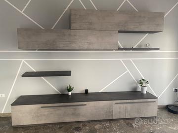 Parete attrezzata e vetrinetta