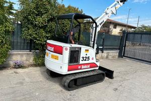 E152 Escavatore 25Q Bobcat 325