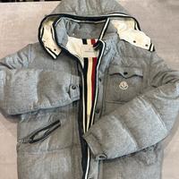 Piumino grigio Moncler con capuccio