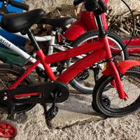 Bici rossa con rotelle