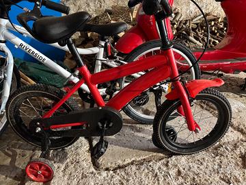 Bici rossa con rotelle