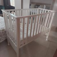Lettino azzurra design bianco.