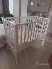 Lettino azzurra design bianco.