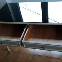 Scrivania con piano in vetro