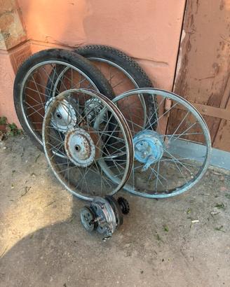 Mozzo ruota + 2 coppie di cerchi piaggio ciao