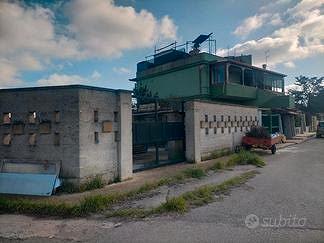 Terreno recintato e con pavimetazione industriale
