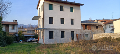 Terreno edificabile e casa annessa