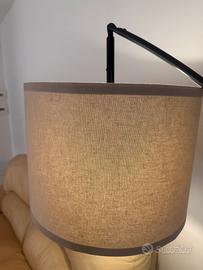 Divano in vera pelle abbinato alla lampada!